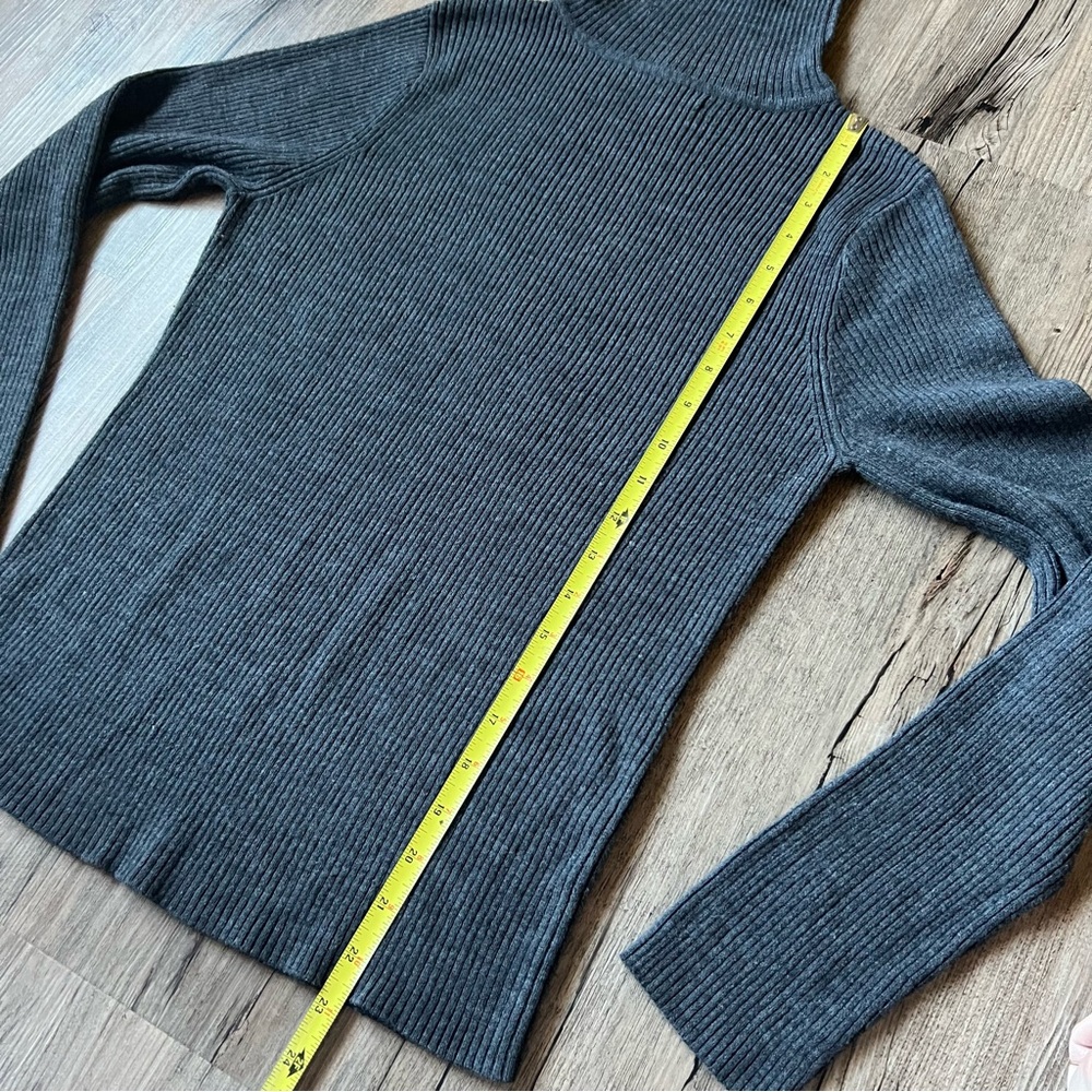 Link | Turtleneck Ribbed Sweater - Picture 6 of 10